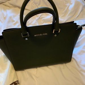 MICHAEL KORS Selma handbag w/shoulder strap.